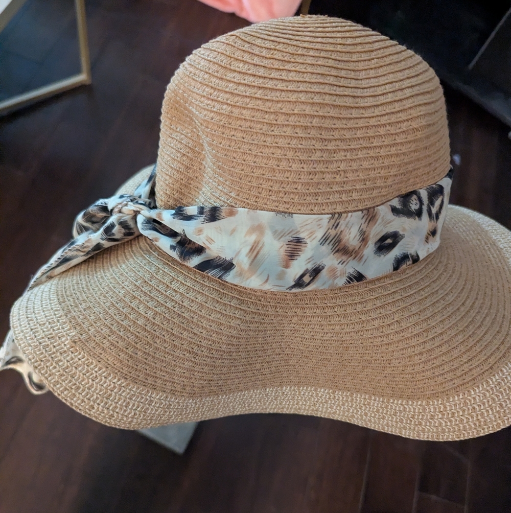 Stylish Tan Sun Hat with Leopard Print Band